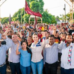 Geraldine Ponce acompañada por habitantes durante un recorrido por Nayarit