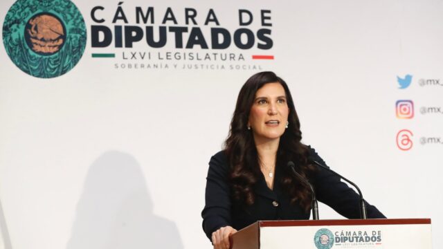 Kenia López Rabadán ofrece un mensaje en la Cámara de Diputados