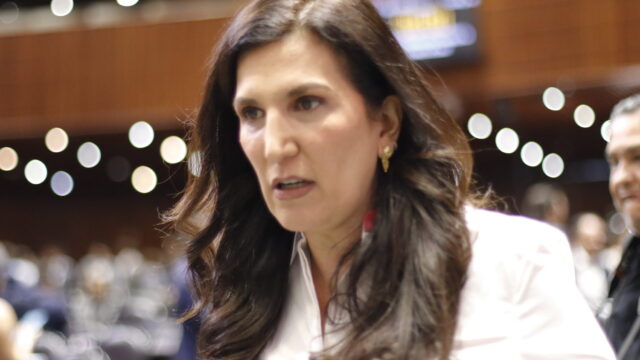 Kenia López Rabadán durante una entrevista en el salón de sesiones de la Cámara de Diputados.