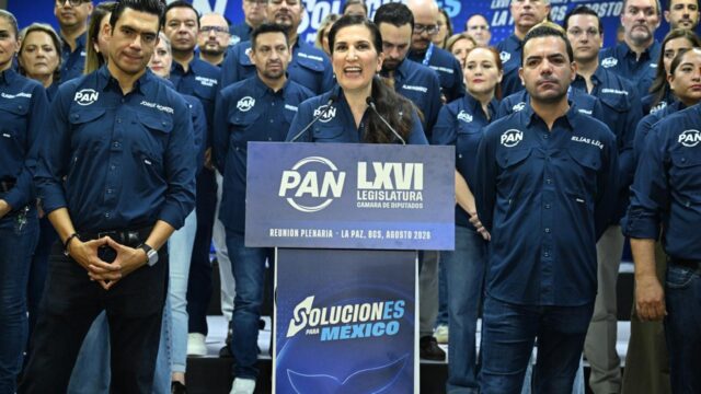 Kenia López Rabadán habla ante legisladores del PAN en una reunión plenaria en La Paz