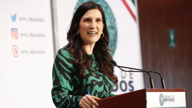 Kenia López Rabadán ofrece un mensaje en la Cámara de Diputados