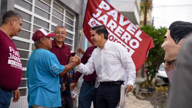 Pável Jarero conversa con vecinos durante un recorrido por la colonia Amado Nervo de Tepic