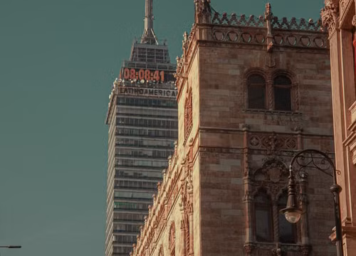 Edificios de la Ciudad de México sobre distintos tipos de suelo, ilustración para explicar cómo el terreno puede influir en la percepción de un sismo.
