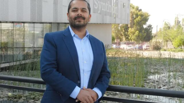 Anish Mehta posa frente a las instalaciones de Synthon.