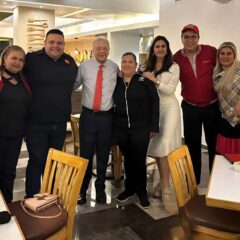 Jorge Iván ‘Yuro’ Luna Sugich y asistentes posan durante un encuentro político en Hermosillo